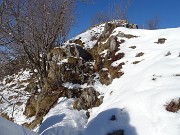 52 In decisa ripida salita anche su facili roccette pestando neve rammollita